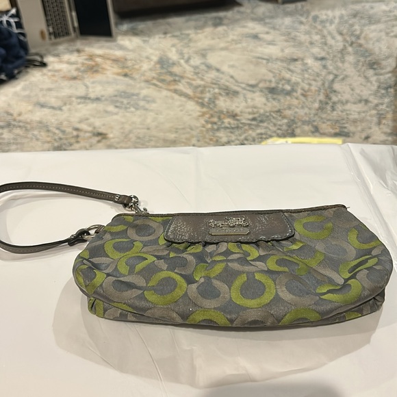  Coach satine green mini bag or wristlet 9” x 5” zipper closure in her pocket - Picture 10 of 10